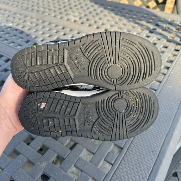 Nike Kids Black and White Sneakers - Picture 4 of 4